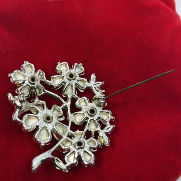 Vintage Clear Rhinestone White Enamel Floral Bouquet Brooch Pin - Picture 5 of 5